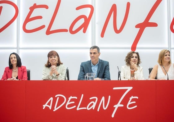 Sánchez preside la reunión de la Comisión Ejecutiva Federal del PSOE.