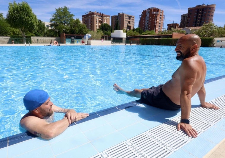Dos usuarios de la piscina municipal, conversando en el agua del nuevo vaso.