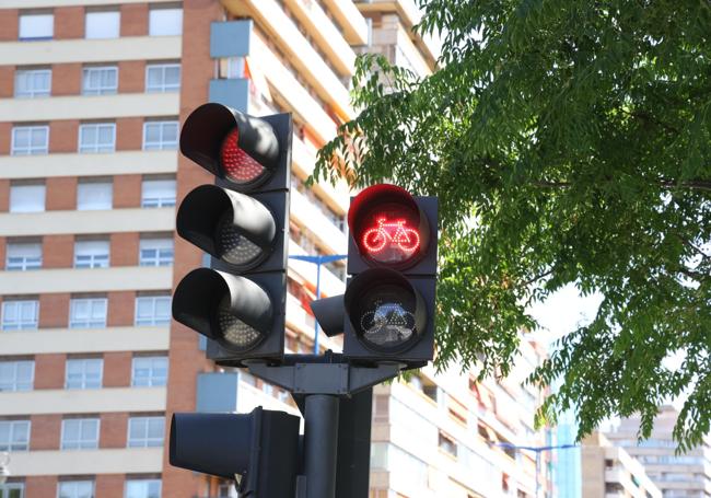 El semáforo que marca los tiempos para los ciclistas en Poniente y en dirección al Paseo de Zorrilla.