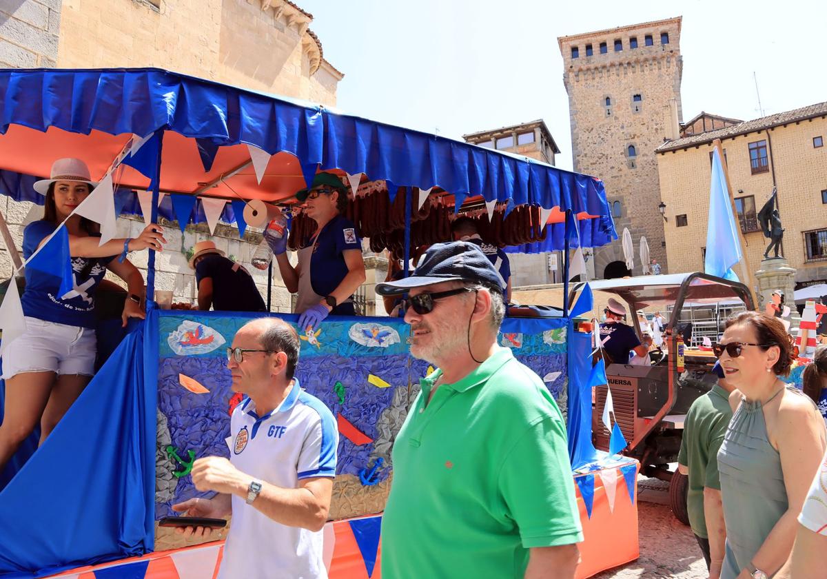 Participantes en la última Tajada de San Andrés siguen la carroza con la limonada y las viandas.