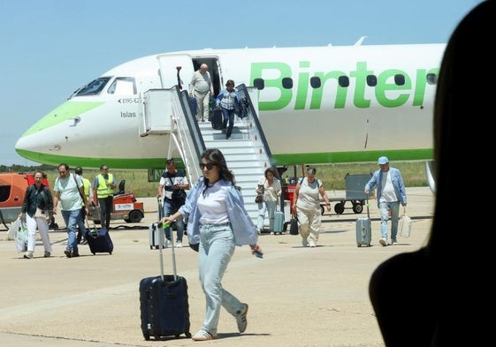 Pasajeros de un vuelo de Binter procedente de Gran Canaria a su llegada a Villanubla a primeros de junio.