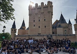 Participantes en la Summer School posan para la foto de familia en las inmediaciones del Alcázar.
