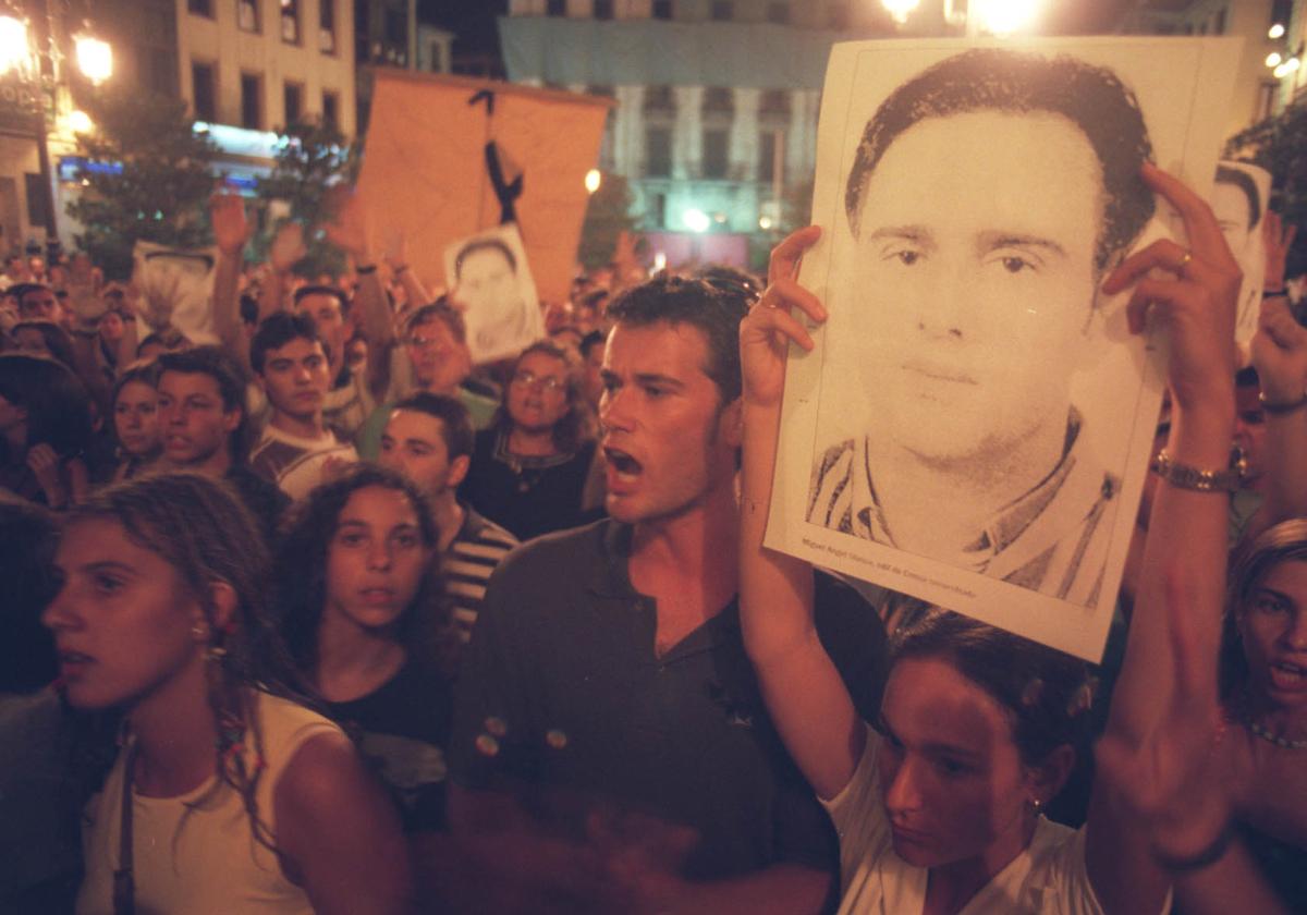 Fotografías de Miguel Ángel Blanco durante la manifestación de condena por el asesinato del concejal,en una imagen de archivo.