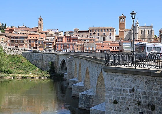 El puente sobre el río Duero ofrece una bella imagen, con las Casas del Tratado y San Antolín al fondo.