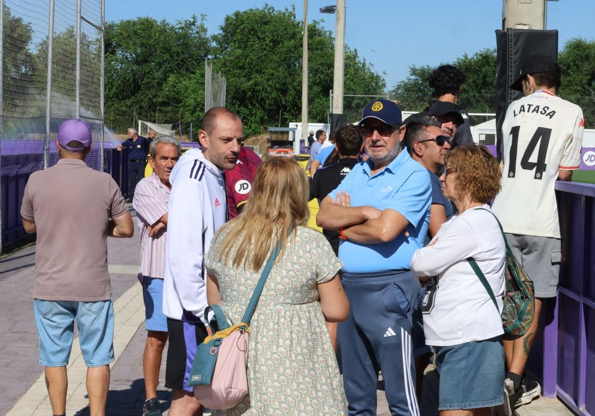 Aficionados del Real Valladolid durante la primera sesión de entrenamiento para la temporada 2025/2026.