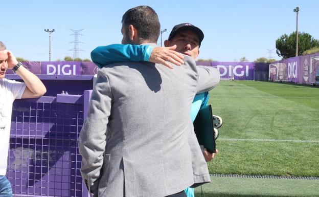 Abrazo entre Guillermo Almada y Gabriel Solares tras finalizar la primera sesión de entrenamiento