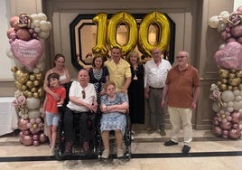 Tencha, junto a sus familiares, en la celebración de su centenario.