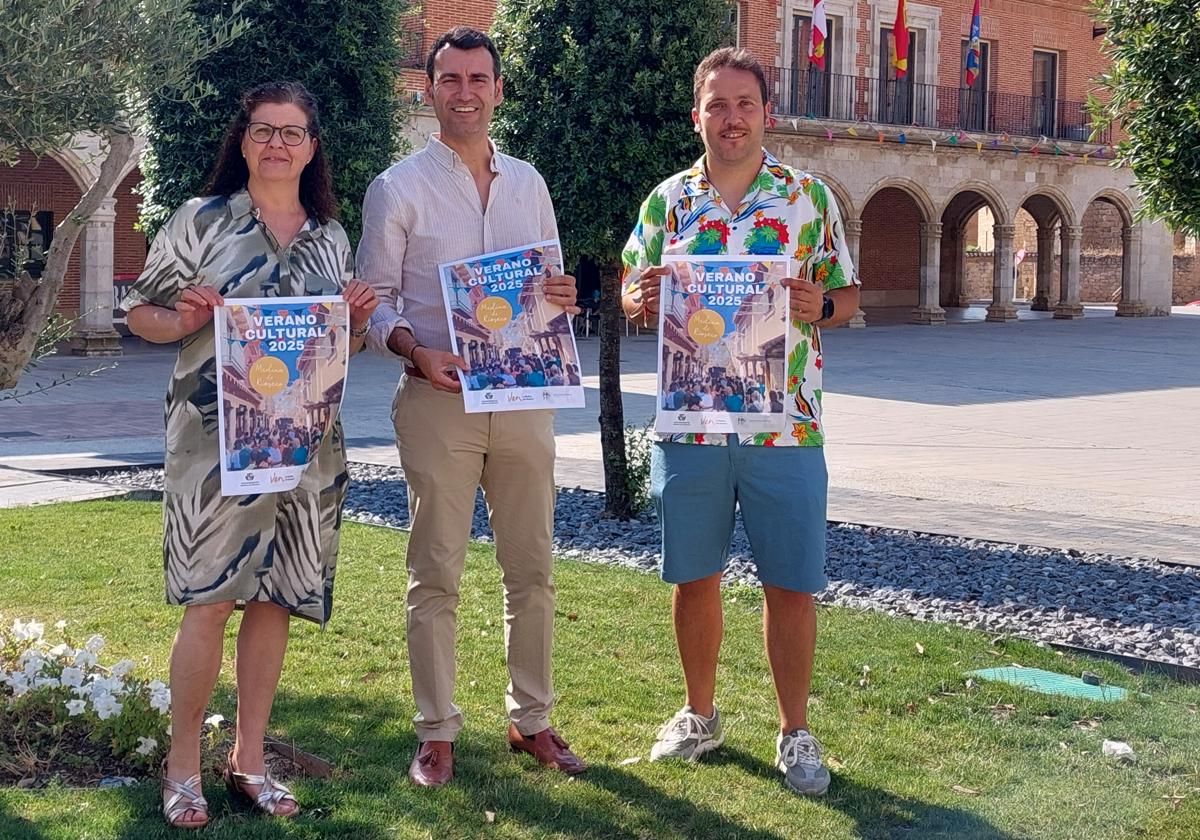 El alcalde, David Esteban, junto a los concejales Montserrat Valdés y Rafael San José en la presentación del cartel del verano cultural.