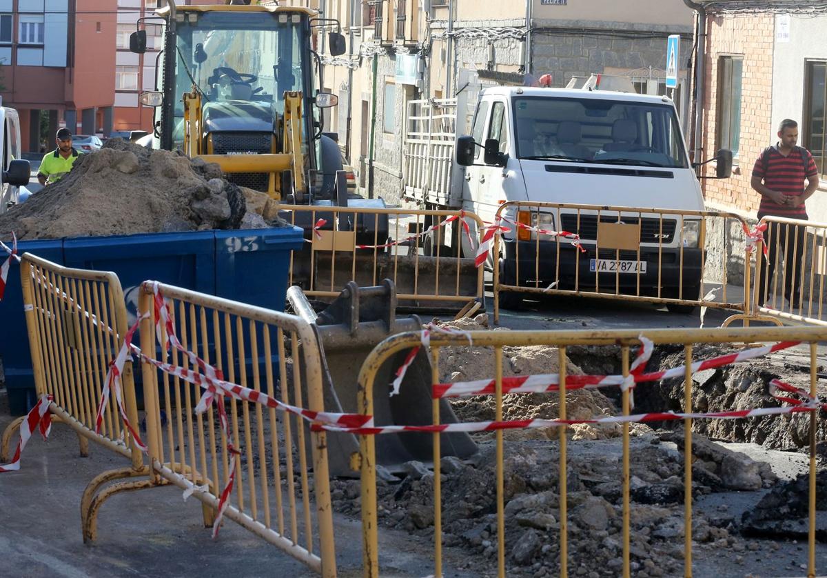 Obras para localizar y reponer las tuberías averiadas en la calle Doctor Hernando de Segovia, este martes.