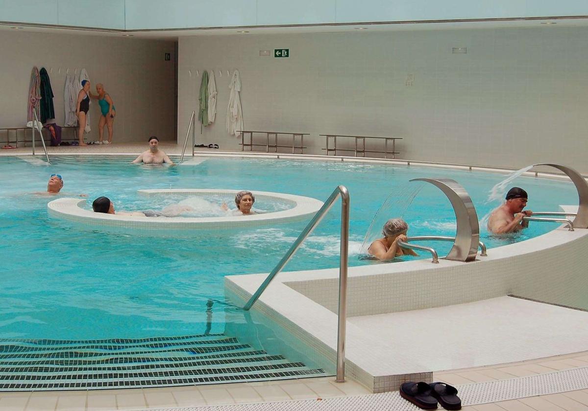Mayores disfrutando de las aguas de un balneario en una imagen de archivo