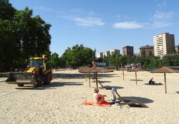 800 toneladas de arena para renovar la playa de Las Moreras en otro verano sin baños