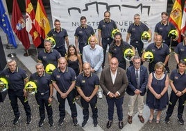 Cabos del futuro servicio de Bomberos de la Diputación de Segovia junto a representantes de la institución.