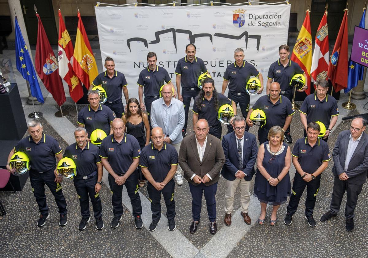 Cabos del futuro servicio de Bomberos de la Diputación de Segovia junto a representantes de la institución.