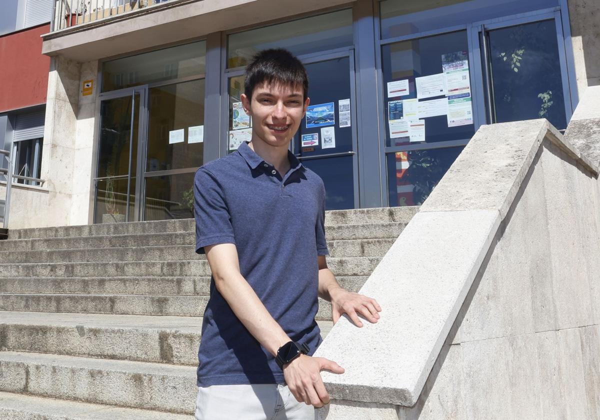 Javier Puebla, en la entrada del Instituto Alonso Berruguete.