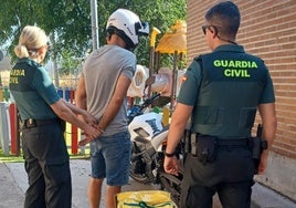 Momento en el que los agentes de la Guardia Civil detienen a uno de los implicados en la reyerta.