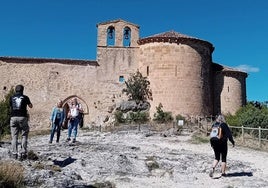 Visitantes a la ermita de San Frutos en las Hoces del río Duratón.
