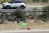 Partes del vehículo accidentado, en el lugar del siniestro.