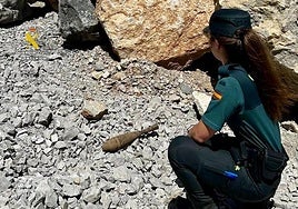 Una agente de la Guardia Civil con el proyectil cerca de Nestar.