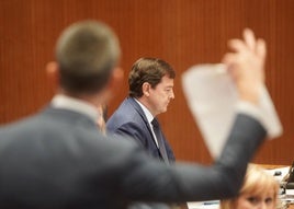 David Hierro le muestra a Mañueco el gurruño 'planchado' con sus propuestas, mientras el presidente de la Junta mira hacia otro lado.