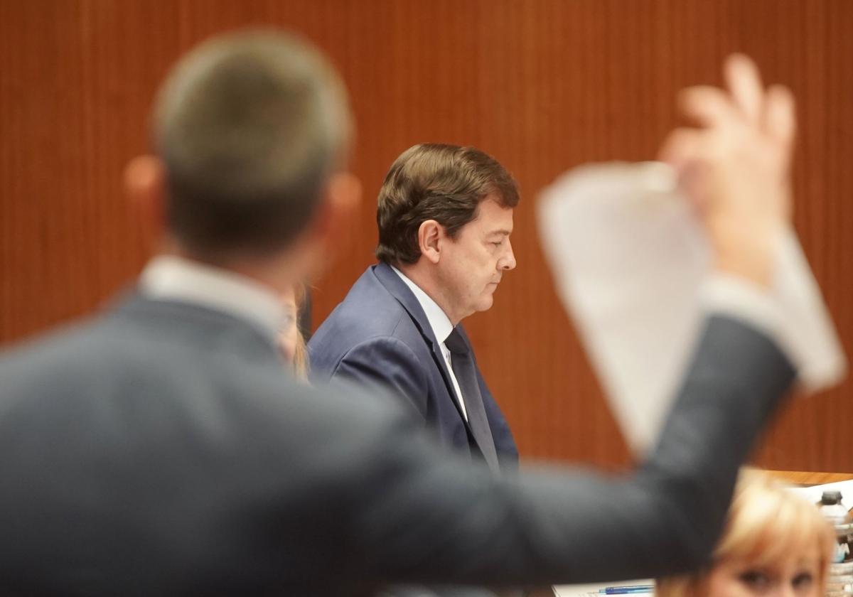 David Hierro le muestra a Mañueco el gurruño 'planchado' con sus propuestas, mientras el presidente de la Junta mira hacia otro lado.