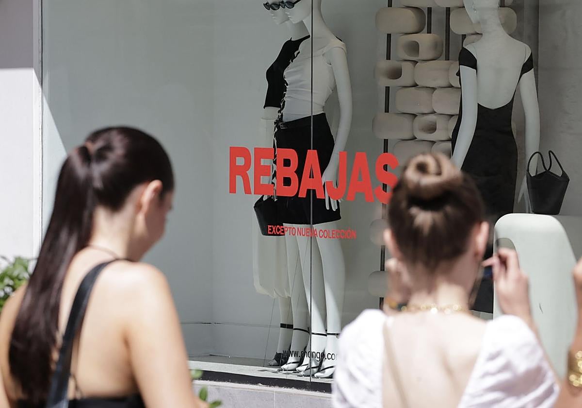 Escaparate que anuncia rebajas en una tienda de Valladolid, hace unos días.