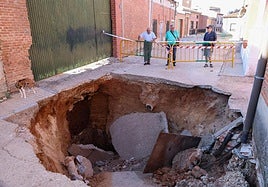 Las filtraciones han provocado un enorme socavón en el barrio periférico de Rodilana, en Medina del Campo.