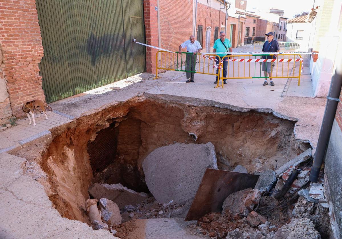 Las filtraciones han provocado un enorme socavón en el barrio periférico de Rodilana, en Medina del Campo.
