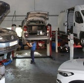 Un mecánico revisa el estado de los neumáticos de un coche en un taller de Segovia.
