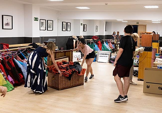 Alumnas y colaboradoras ayudan a recoger el material de la academia de baile Bernal.