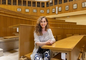 Nieves Mendizábal posa en la facultad de Medicina de la UVA.