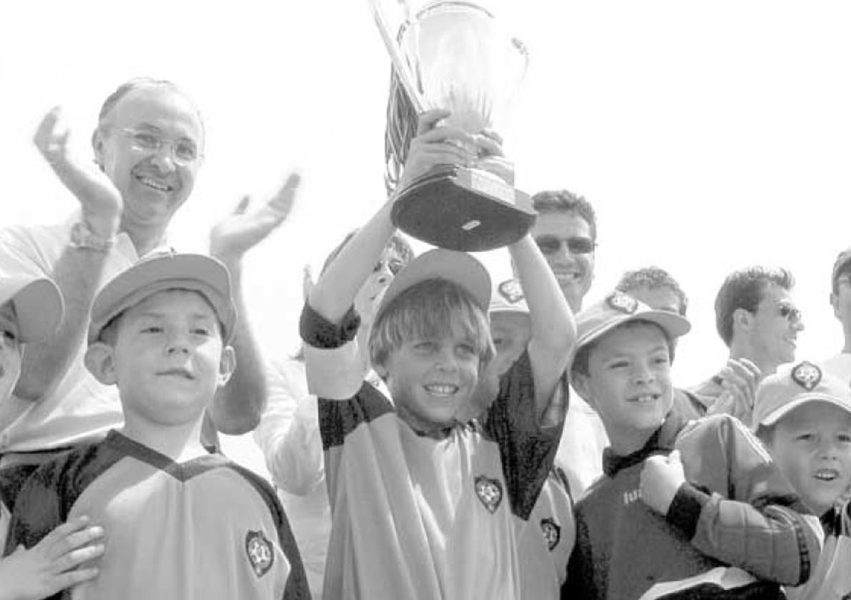 Un jovencísimo Iván Alejo levanta en 2003 el trofeo de campeón en el III Día del Prebenjamín como capitán del Parquesol antes de incorporarse ese año a la cantera del Real Valladolid.