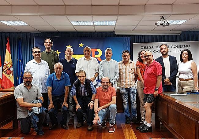 Jacinto Canales, subdelegado del Gobierno, con algunos de los radioaficionados de REMER Valladolid
