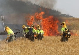 Los bomberos trabajan para sofocar en incendio en Villalobón, este miércoles por la tarde.