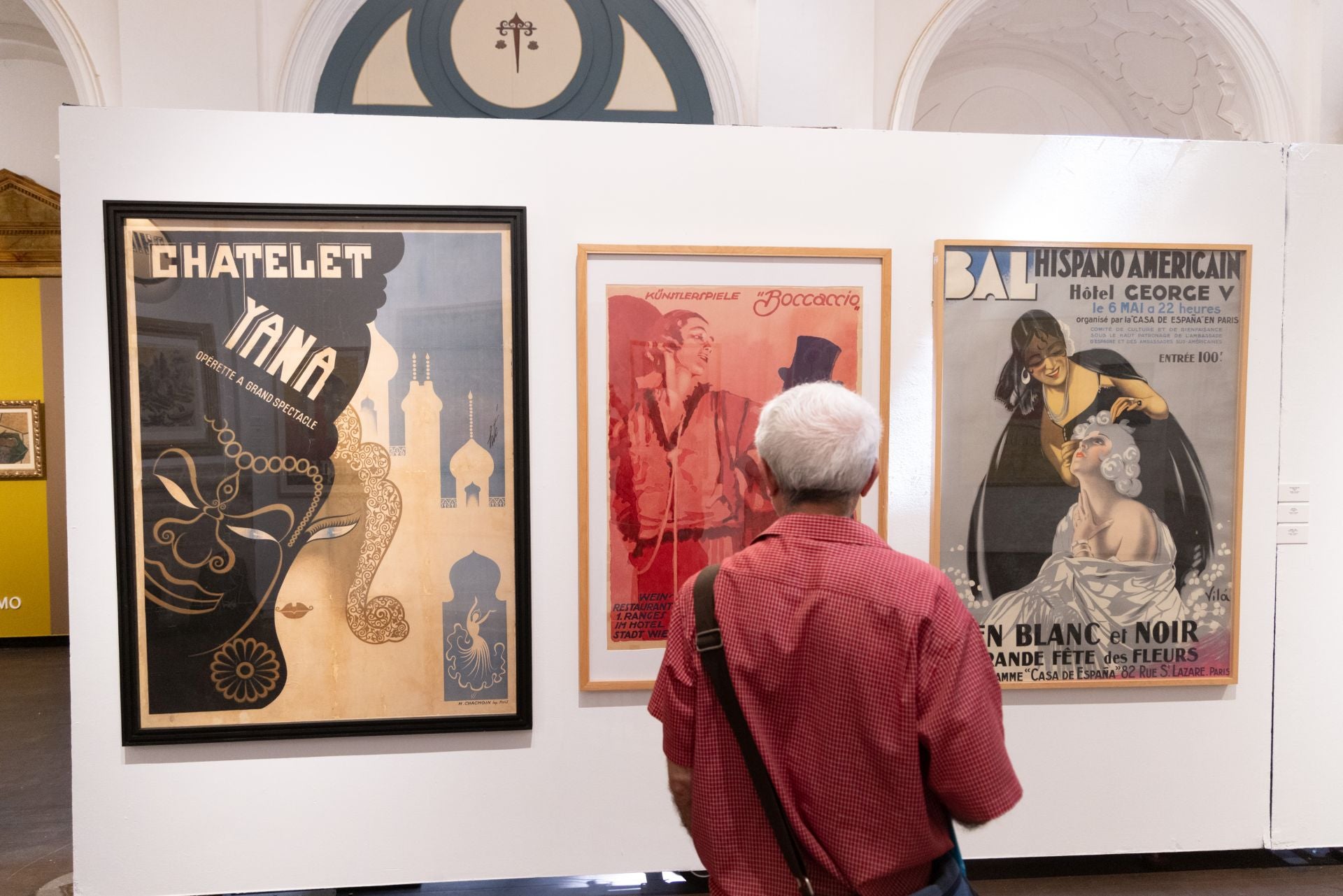 Los visitantes contemplan el mobiliario art decó expuesto en Las Francesas.