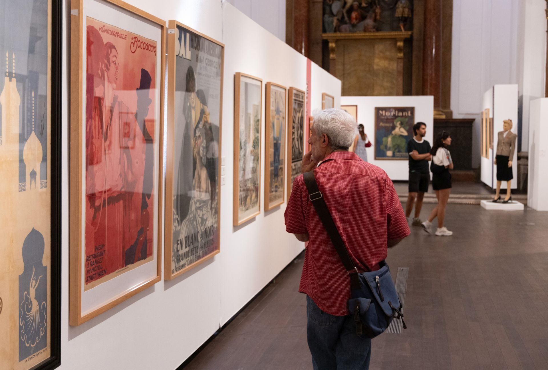 Los visitantes contemplan el mobiliario art decó expuesto en Las Francesas.