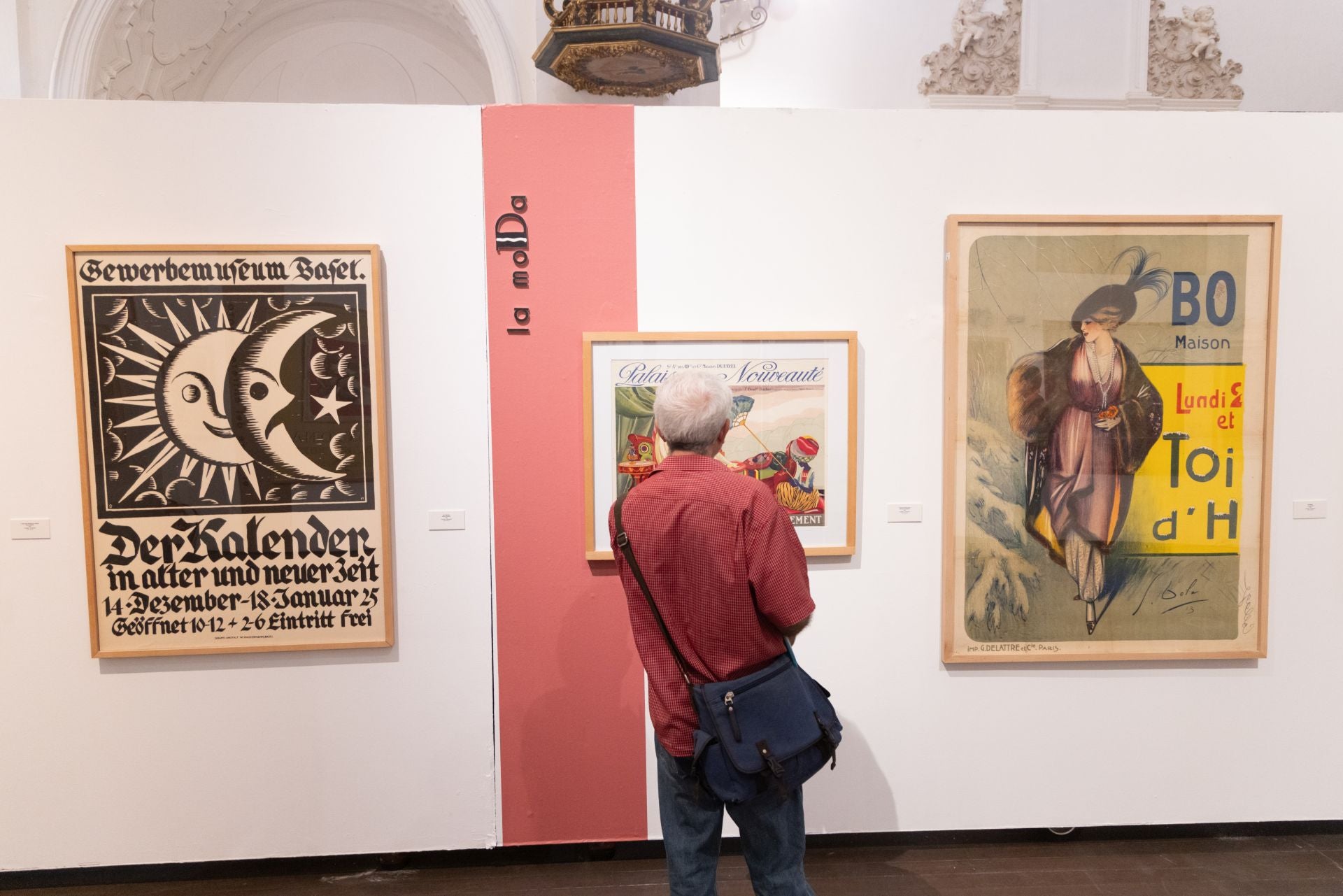 Los visitantes contemplan el mobiliario art decó expuesto en Las Francesas.