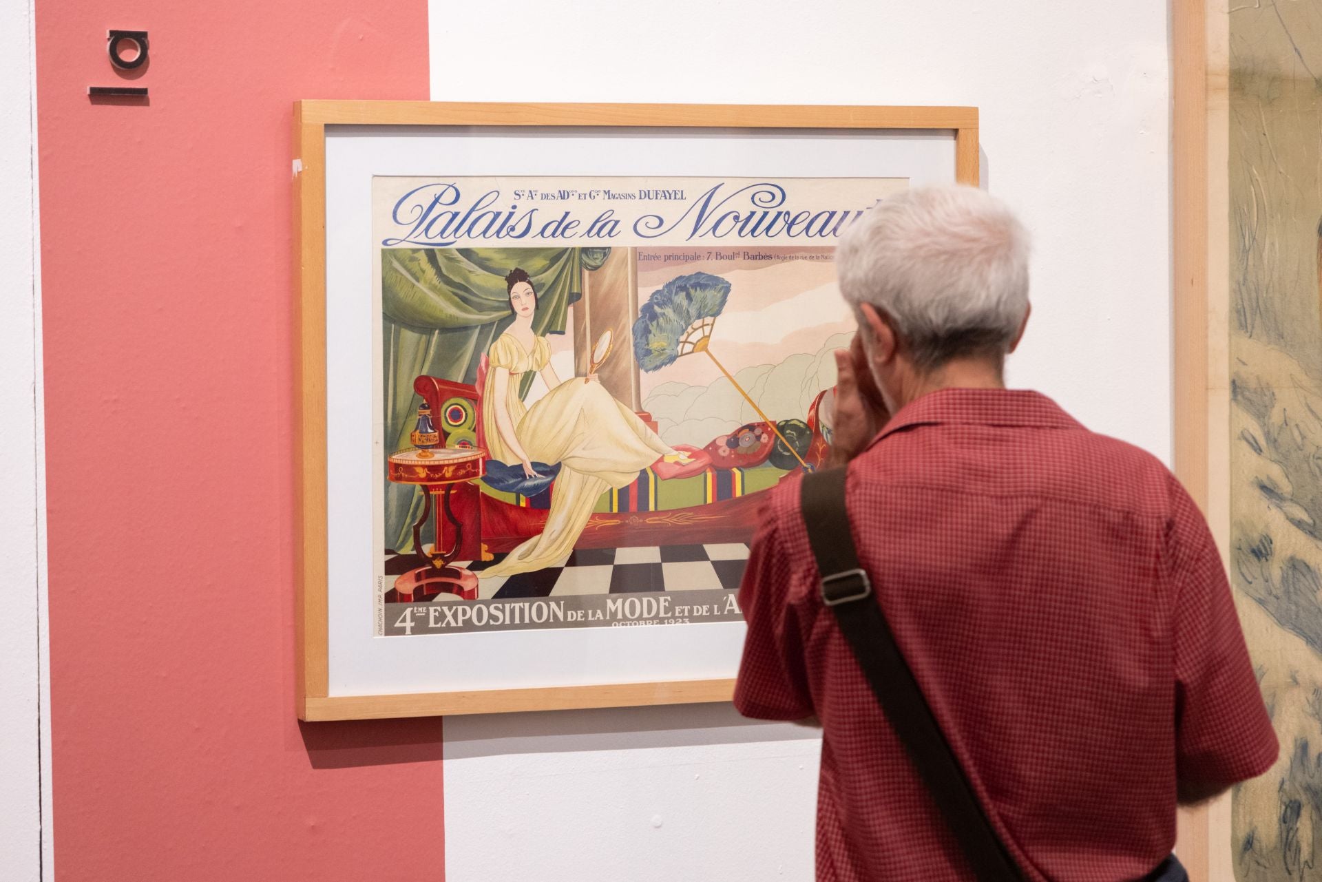 Los visitantes contemplan el mobiliario art decó expuesto en Las Francesas.