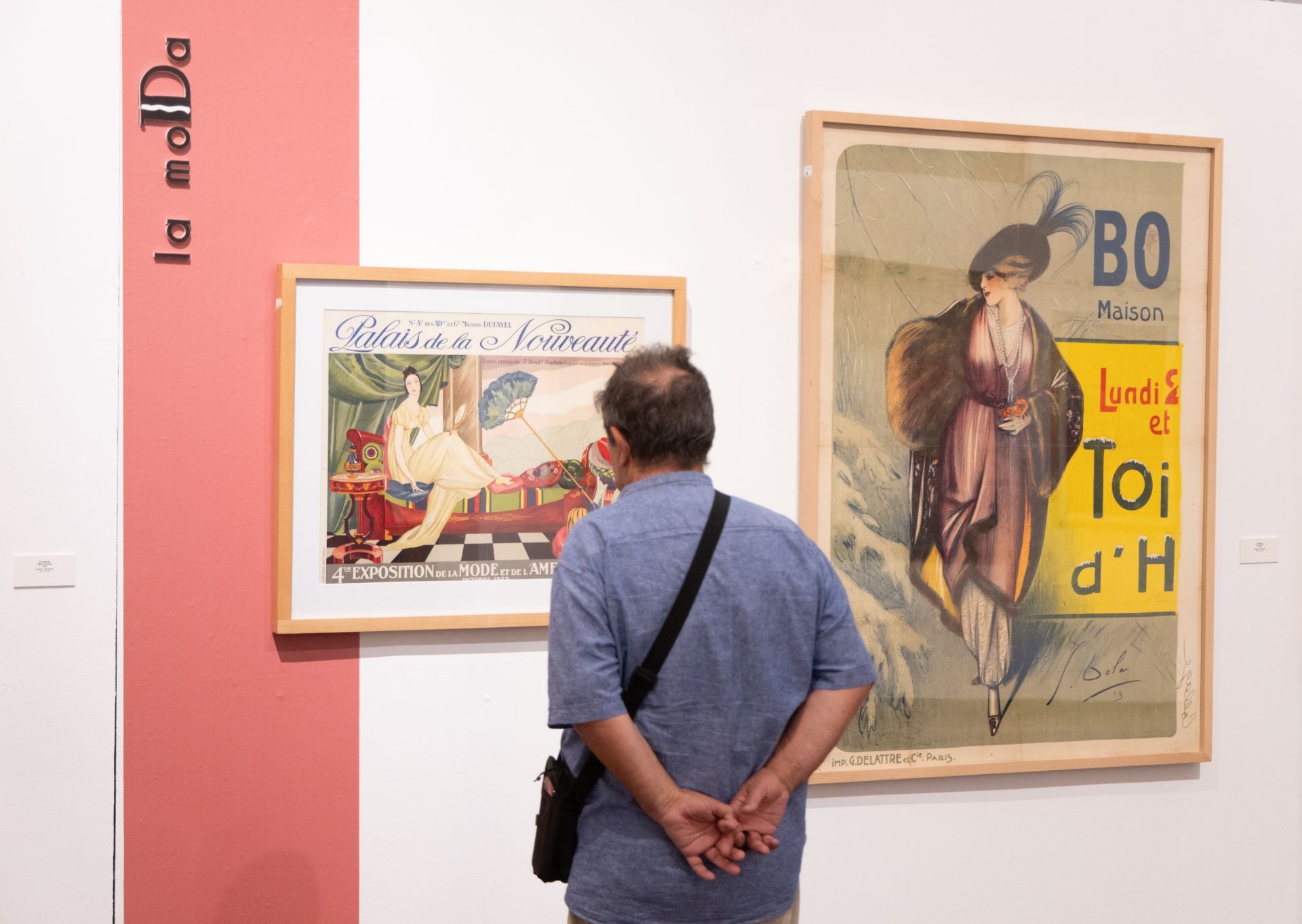 Los visitantes contemplan el mobiliario art decó expuesto en Las Francesas.