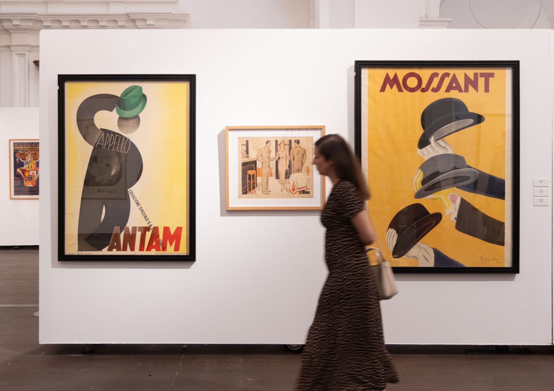 Los visitantes contemplan el mobiliario art decó expuesto en Las Francesas.