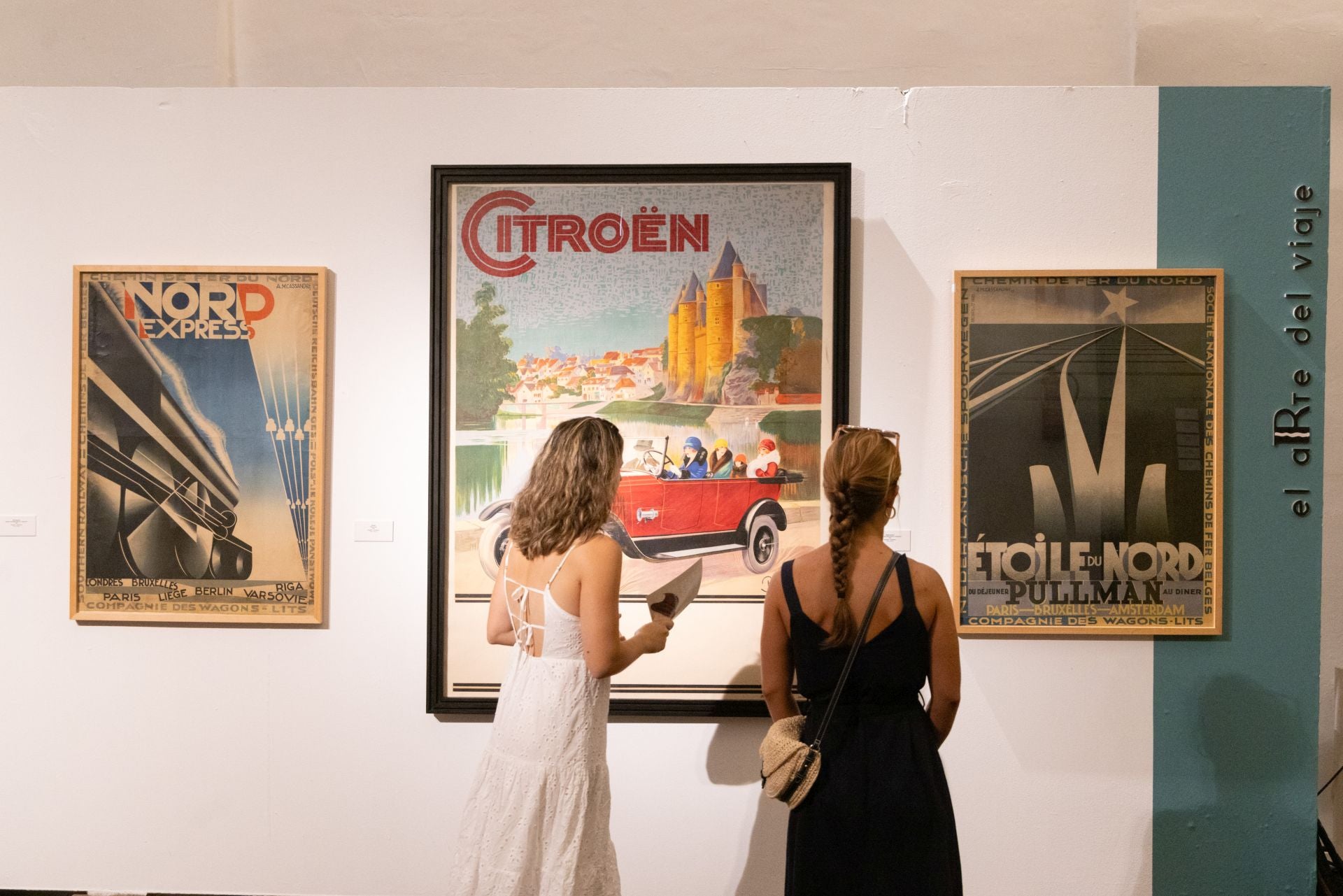 Los visitantes contemplan el mobiliario art decó expuesto en Las Francesas.