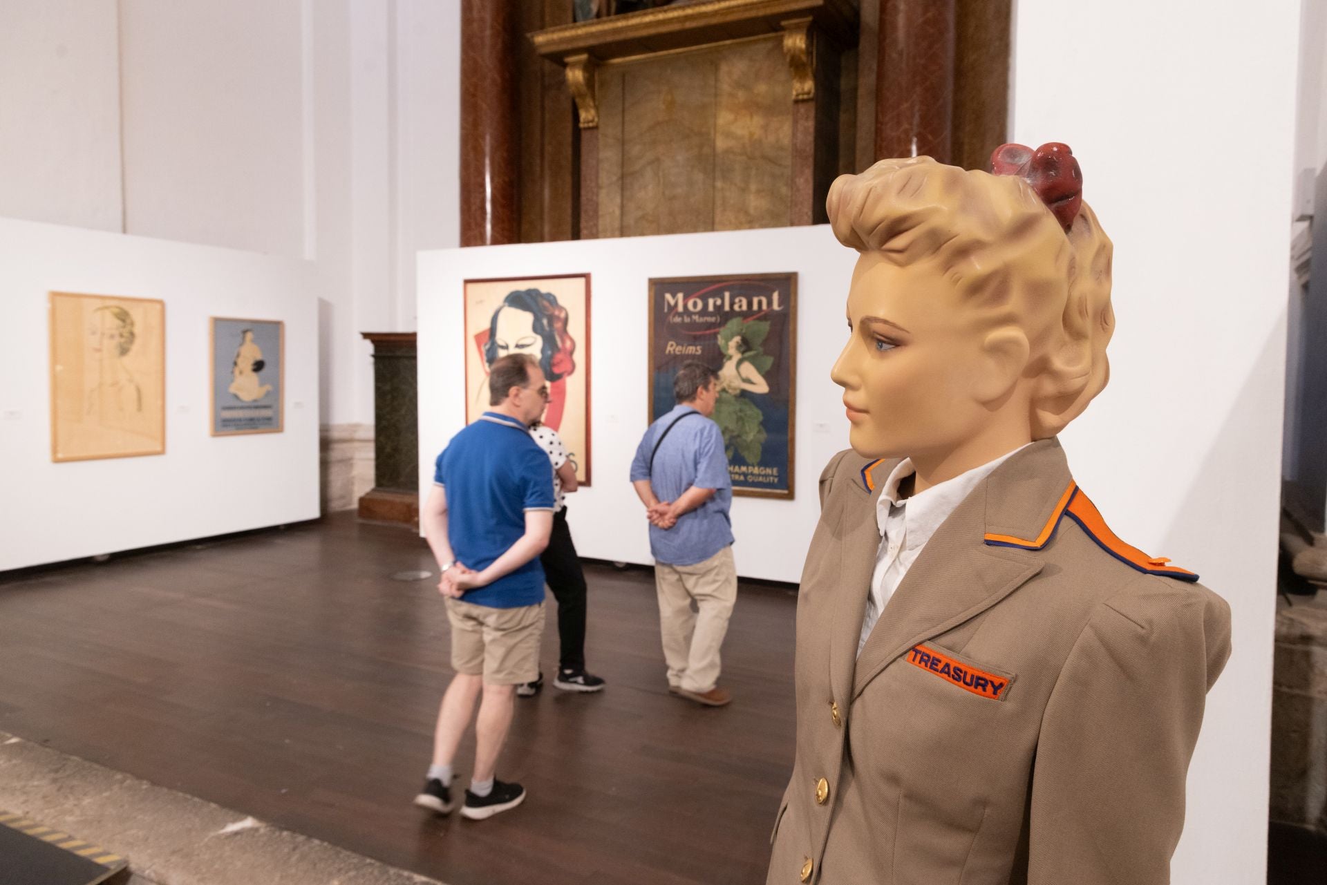 Los visitantes contemplan el mobiliario art decó expuesto en Las Francesas.