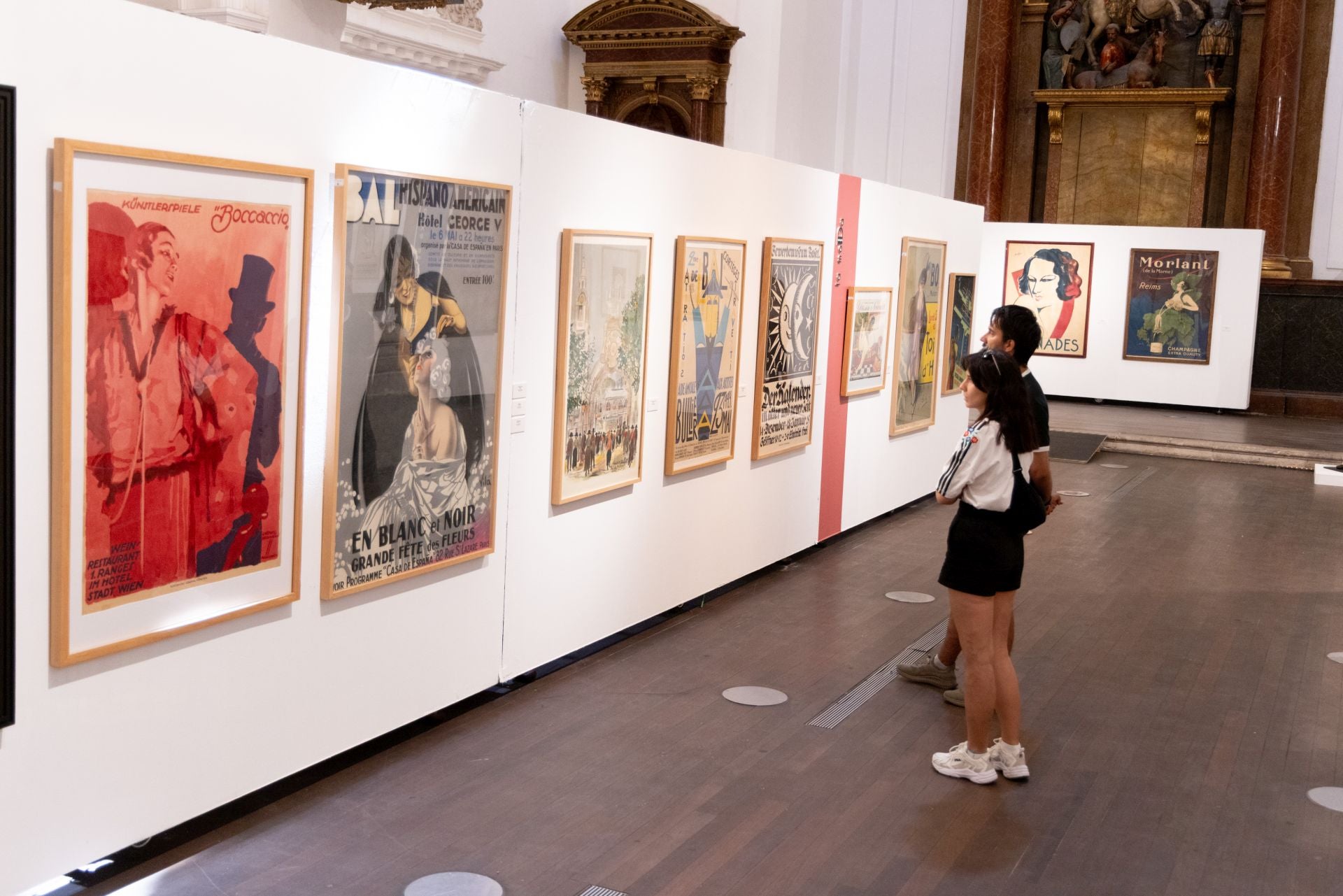 Los visitantes contemplan el mobiliario art decó expuesto en Las Francesas.