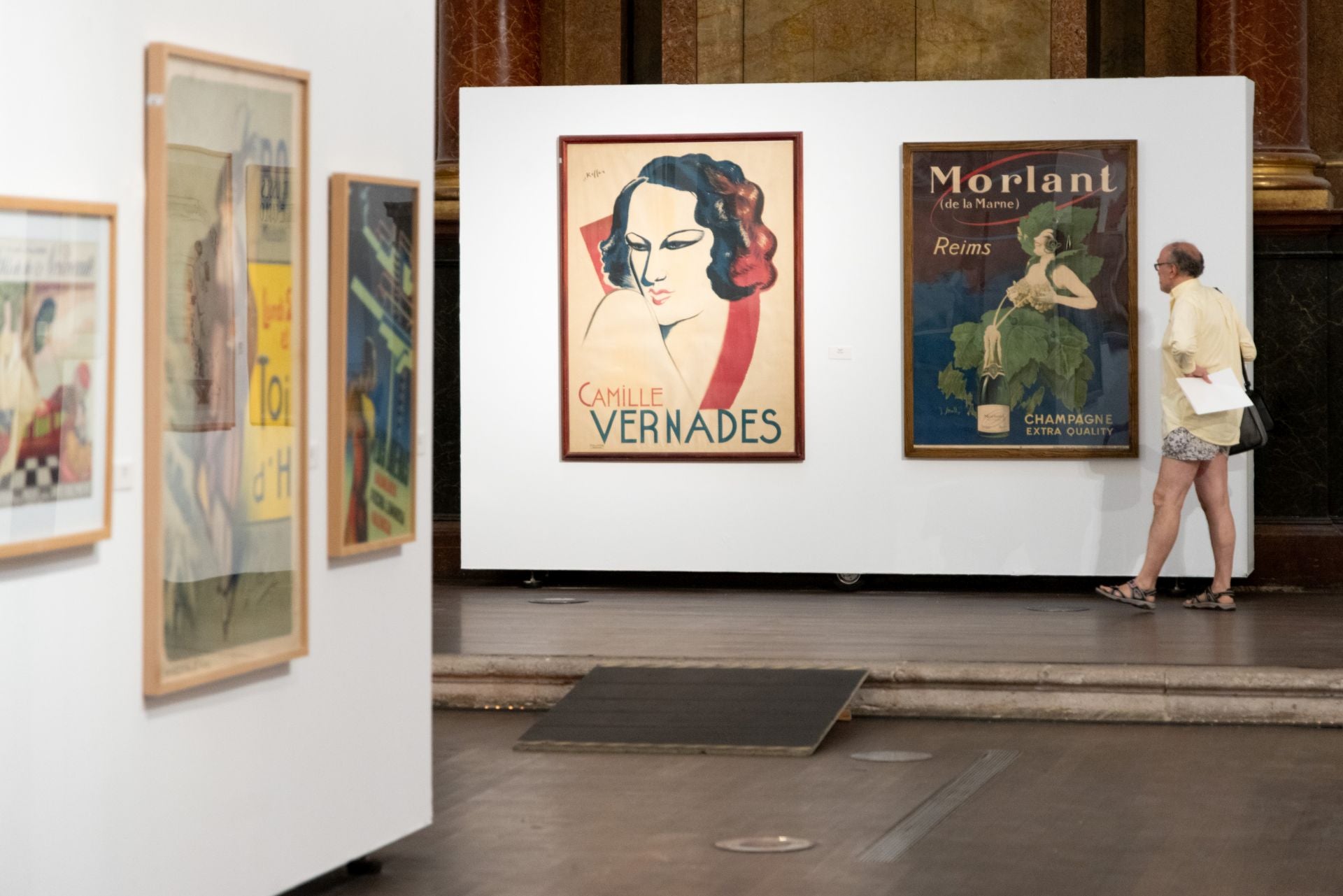 Los visitantes contemplan el mobiliario art decó expuesto en Las Francesas.