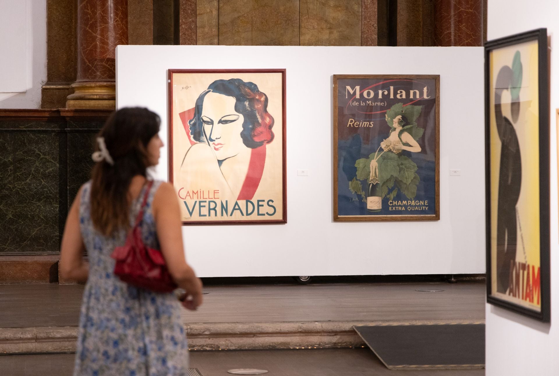 Los visitantes contemplan el mobiliario art decó expuesto en Las Francesas.