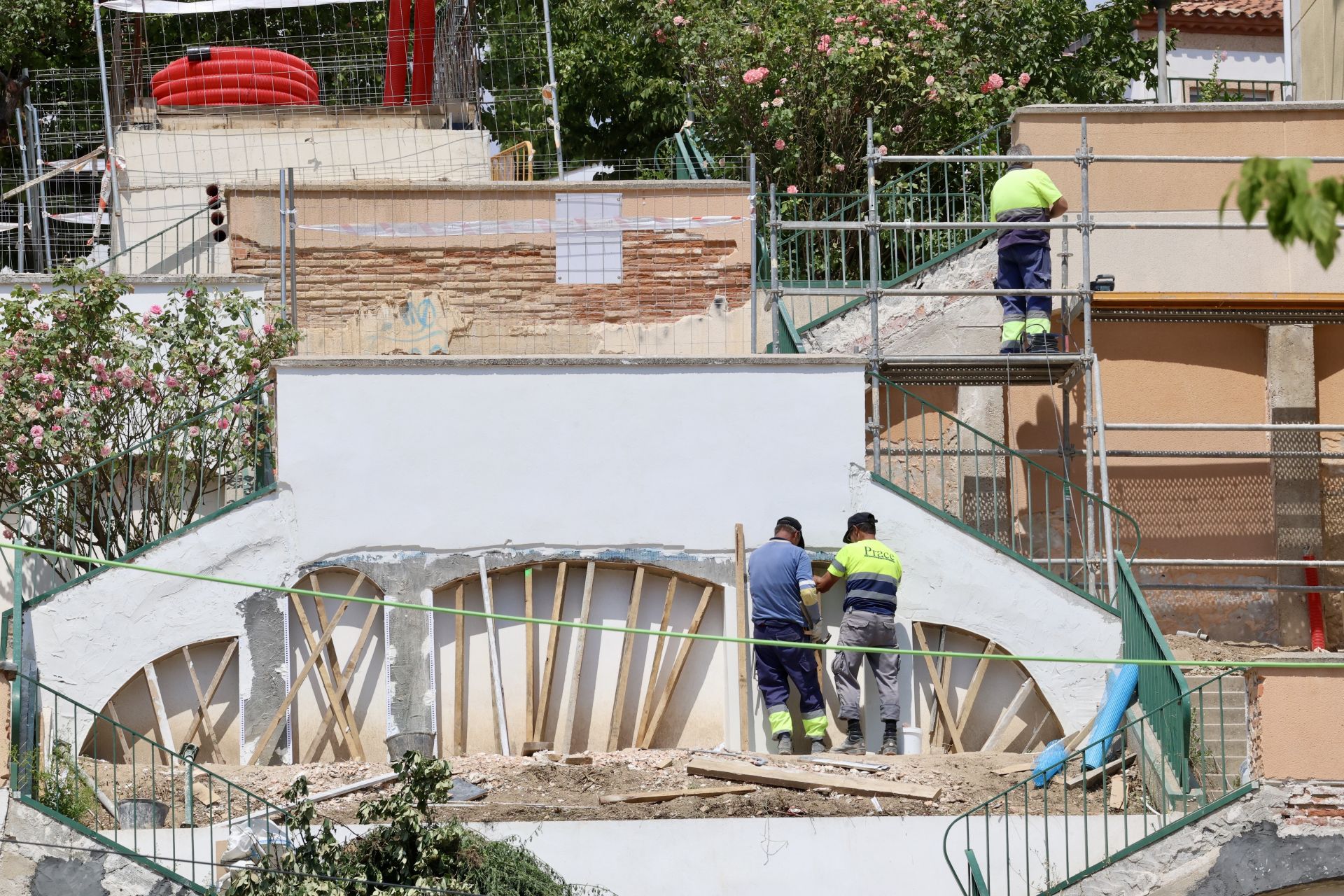 Operarios trabajando en las obras del nuevo ascensor del barrio.