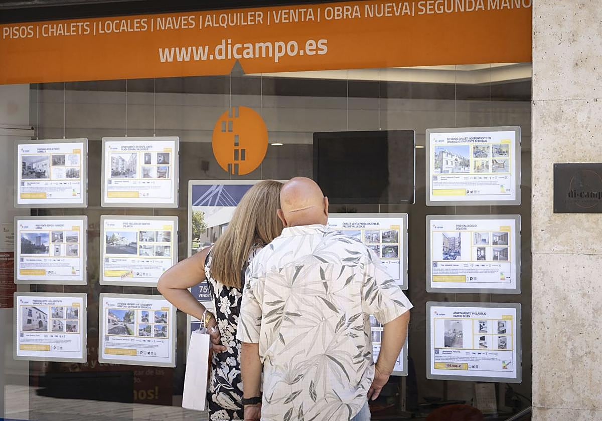 Una pareja observa anuncios de alquiler de viviendas en Valladolid, en una imagen de archivo.