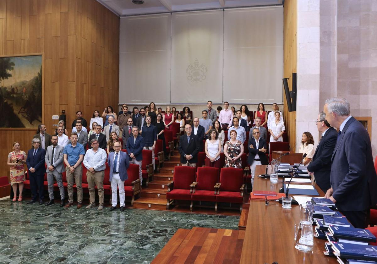 El rector, Antonio Largo, preside el acto de nombramiento de catedráticos y titulares este mismo curso, todos ellos en pie al fondo.