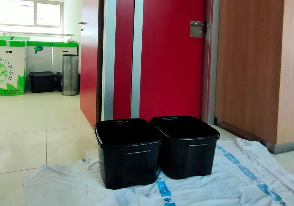 Cubos y mantas recogen el agua de una gotera en el centro de salud de San Lorenzo.