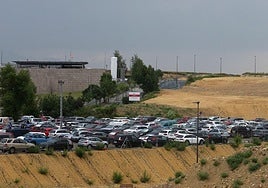 Panorámica del actual hospital (izquierda) y de su aparcamiento y de los terrenos adyacentes.