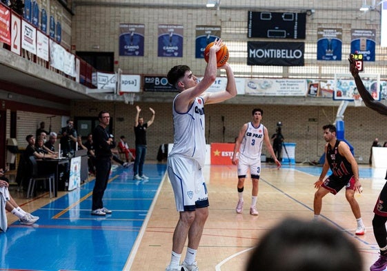 Ordóñez, zurdo, lanza un triple desde la esquina con su último equipo, el CB Prat.
